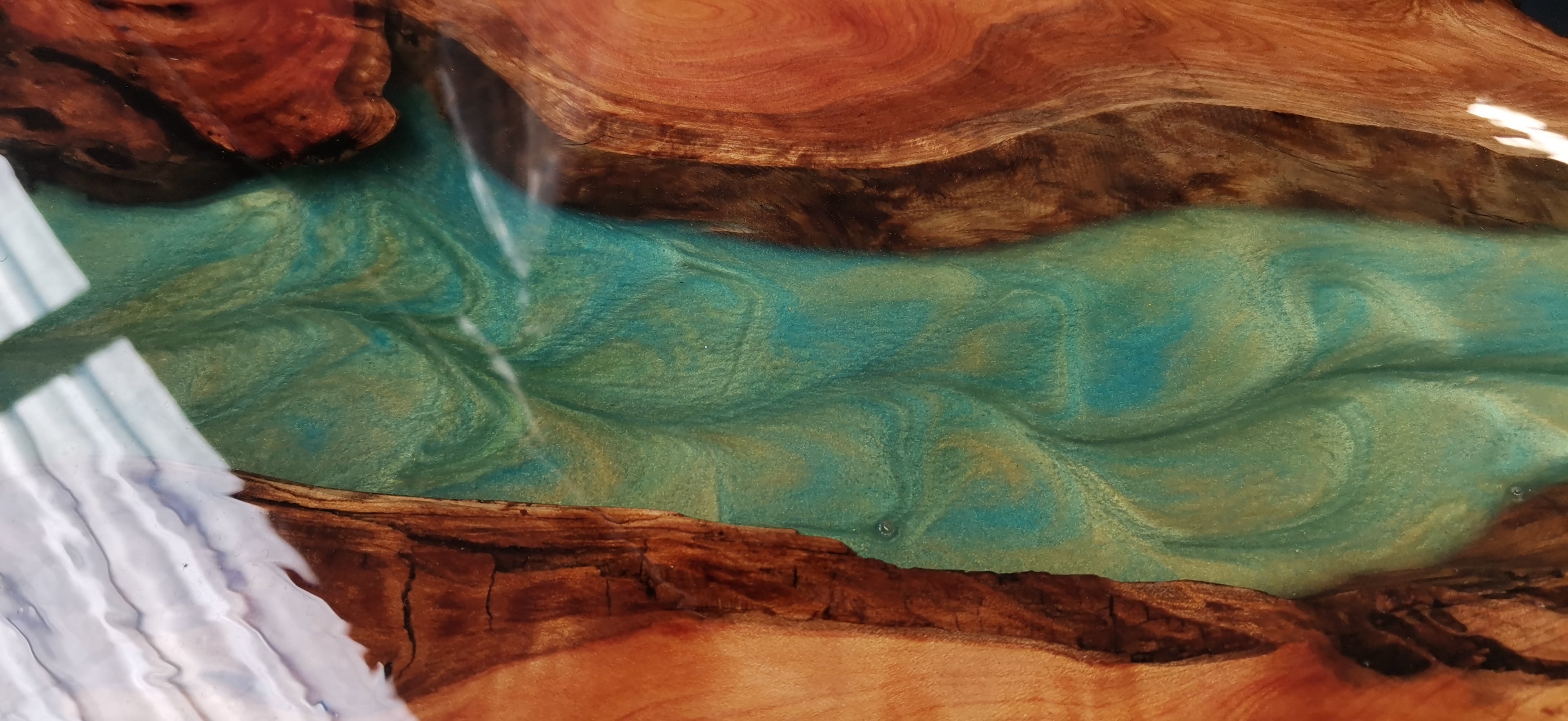 Epoxy macrocarpa round table